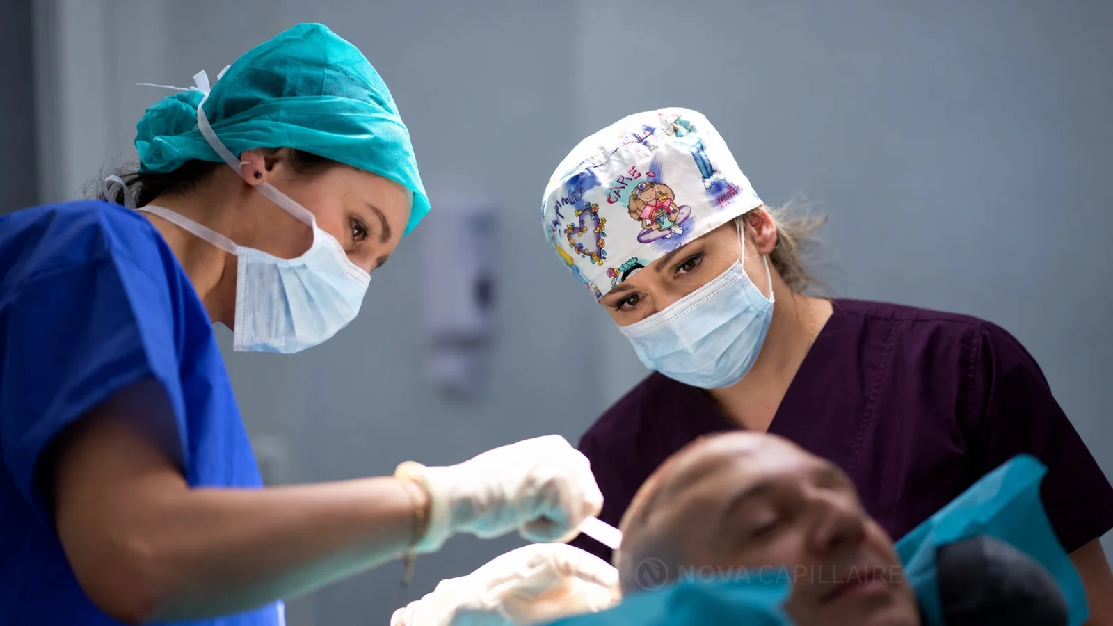 Préparation et confort du patient Équipe NOVA prenant en charge un patient pendant l’intervention